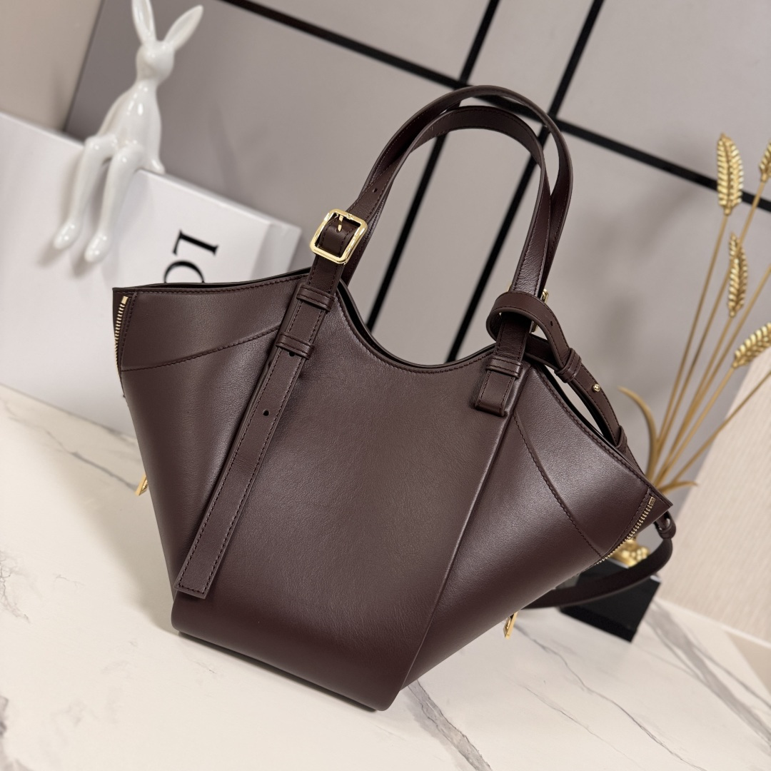 LO℮w℮🌟 新款 经典牛皮革 Hammock FliP 手袋 以柔软质感与实用功能诠释经典包款，同时延