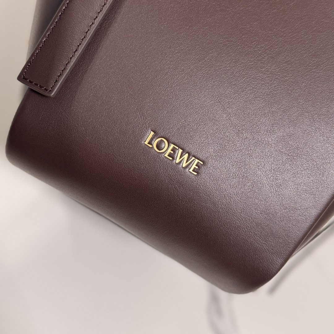 LO℮w℮🌟 新款 经典牛皮革 Hammock FliP 手袋 以柔软质感与实用功能诠释经典包款，同时延