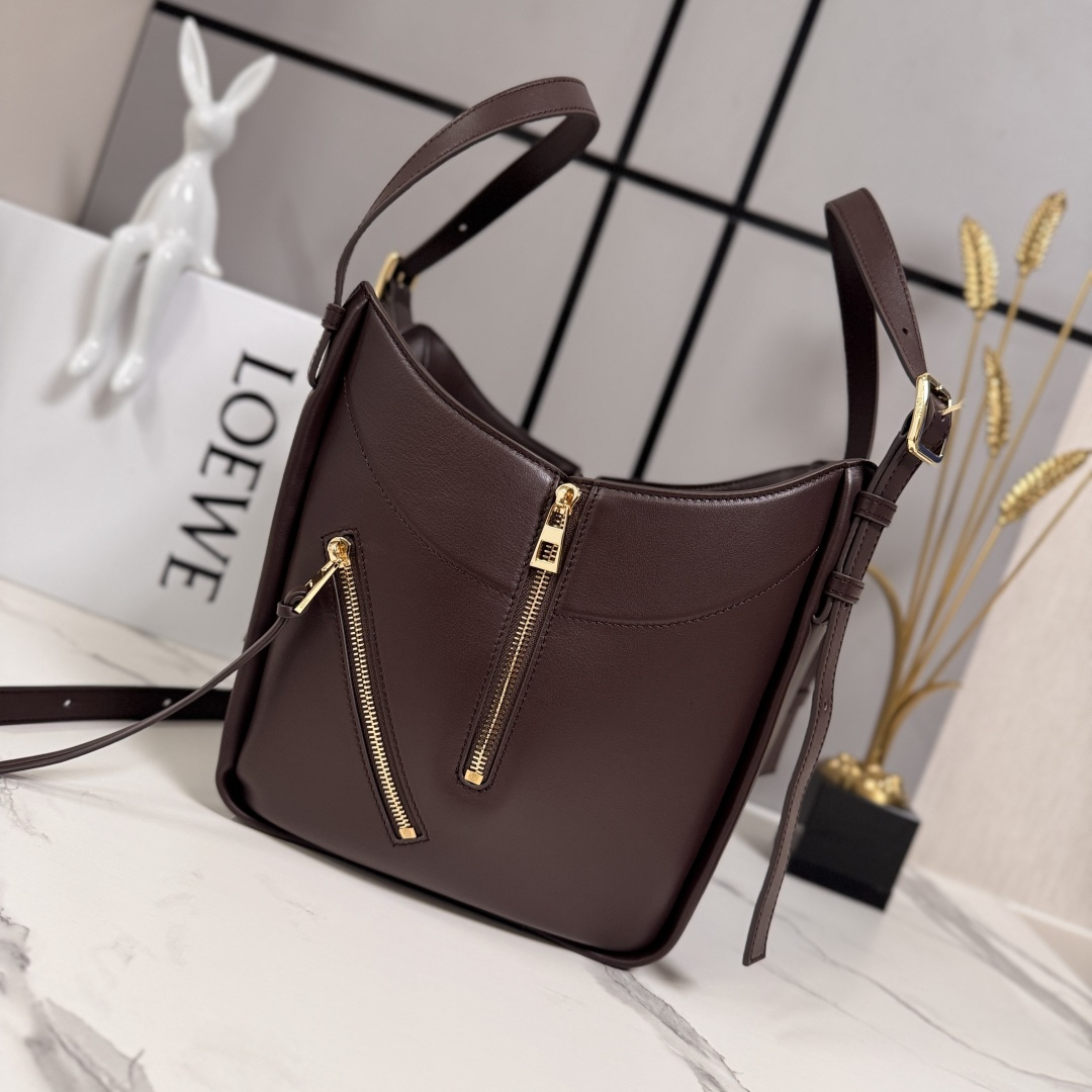 LO℮w℮🌟 新款 经典牛皮革 Hammock FliP 手袋 以柔软质感与实用功能诠释经典包款，同时延