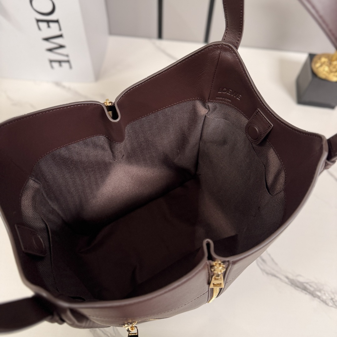 LO℮w℮🌟 新款 经典牛皮革 Hammock FliP 手袋 以柔软质感与实用功能诠释经典包款，同时延