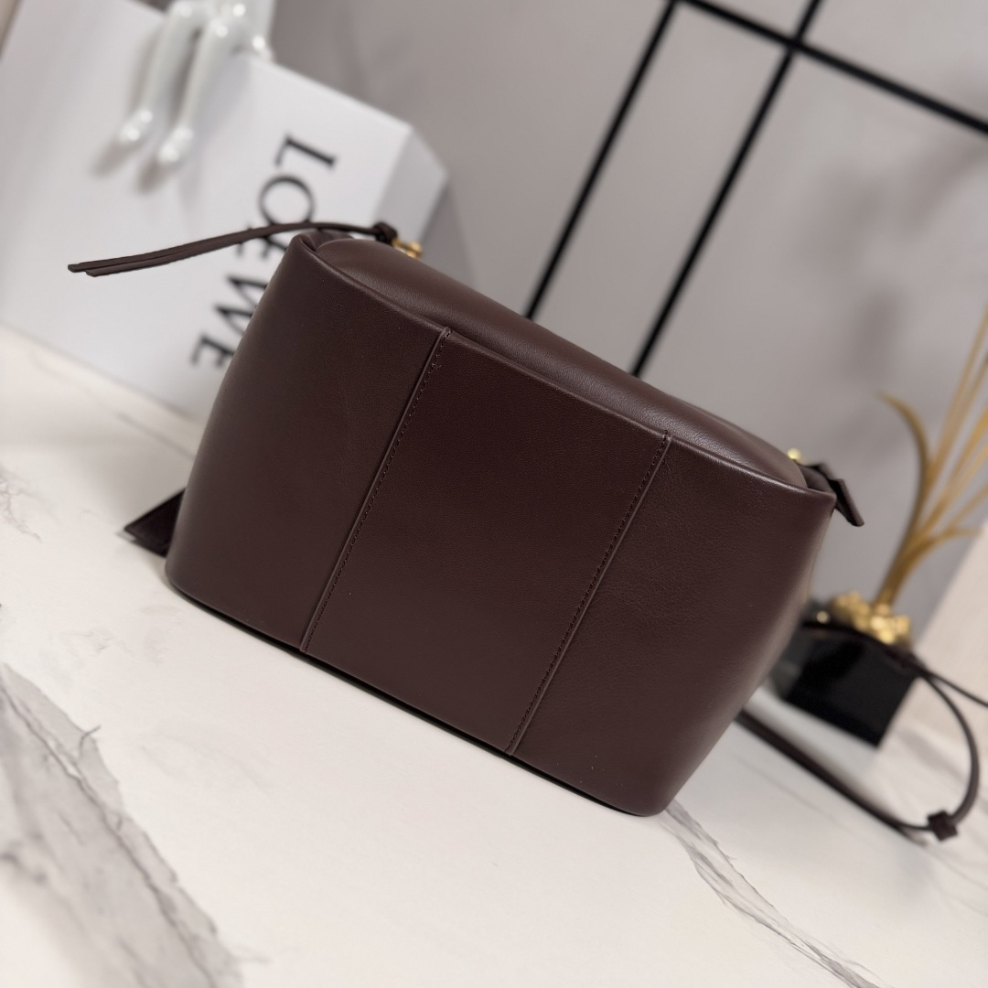 LO℮w℮🌟 新款 经典牛皮革 Hammock FliP 手袋 以柔软质感与实用功能诠释经典包款，同时延