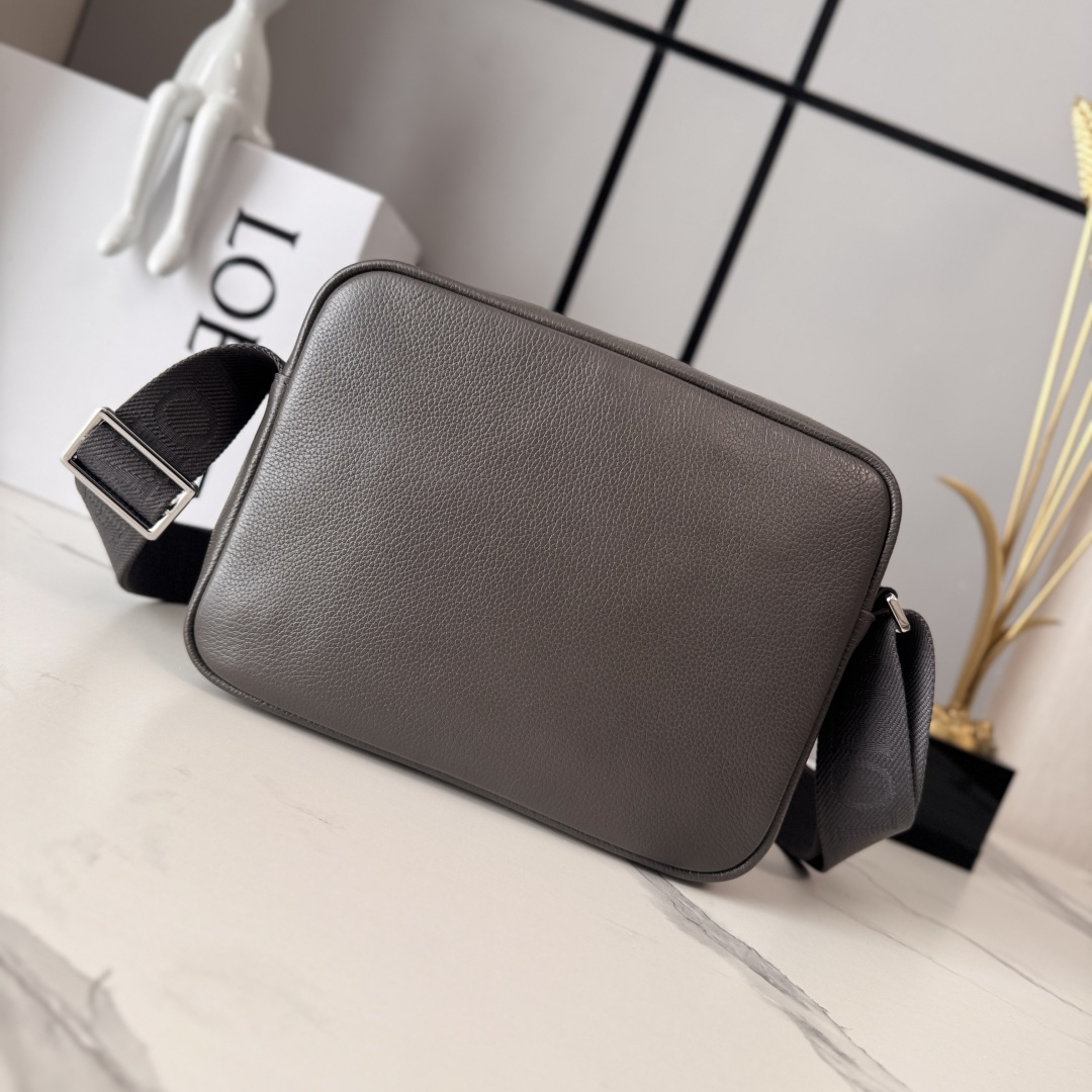 LO℮w℮🌟新款中号柔软粒面牛皮革Pebble邮差包.采用实用精巧设计.配有双重标志性是Anagram 