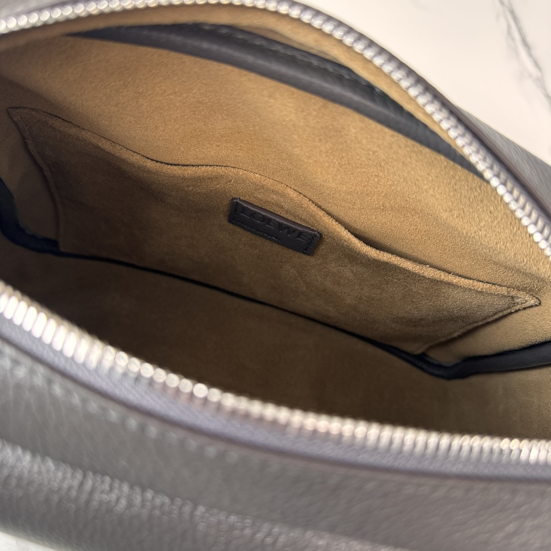 LO℮w℮🌟新款中号柔软粒面牛皮革Pebble邮差包.采用实用精巧设计.配有双重标志性是Anagram 