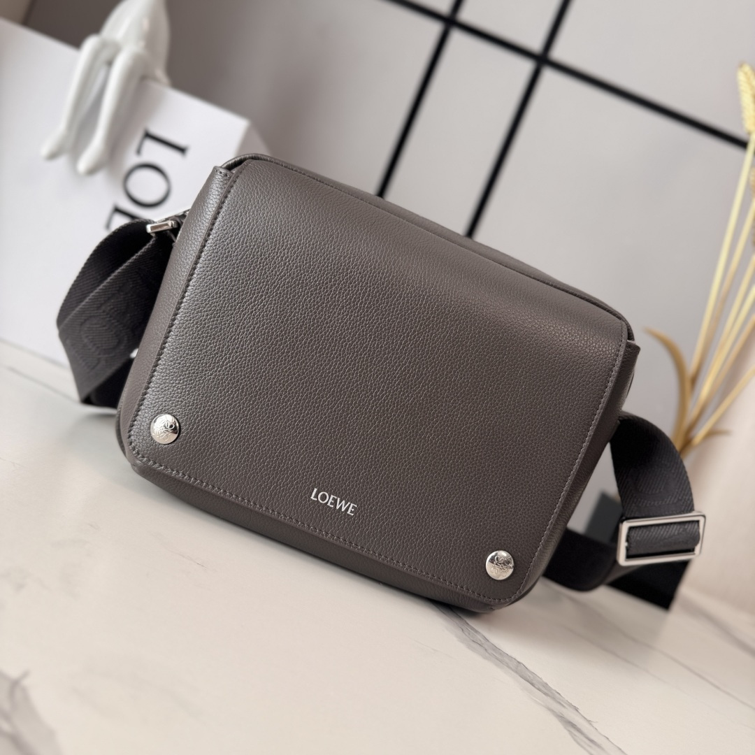 NO:687929,LOw new medium soft grained cowhide leather Pebble messenger bag. It has a practical and sophisticated design. Equipped with a double signature is the Anagram Pebble. This version is made of soft grained cowhide. Adjustable LOw webbing * zipper closure * one magnetic closure front pocket, one internal slip pocket Suede lining LOw hot silver, Anagram Pebble. size23*18*9cm  Model 652441 (with complete packaging), men’s messenger bag, cowhide19860909LOw新款中号柔软粒面牛皮革Pebble邮差包.采用实用精巧设计.配有双重标志性是Anagram Pebble.此版本采用柔软粒面牛皮革制成.可调节LOw织带*拉链开合*一个磁扣开合正面口袋、一个内部插袋 绒面革衬里LOw烫银,Anagram Pebble. size23*18*9cm 型号652441（配全套包装）,男款邮差包,cowhide,Bag