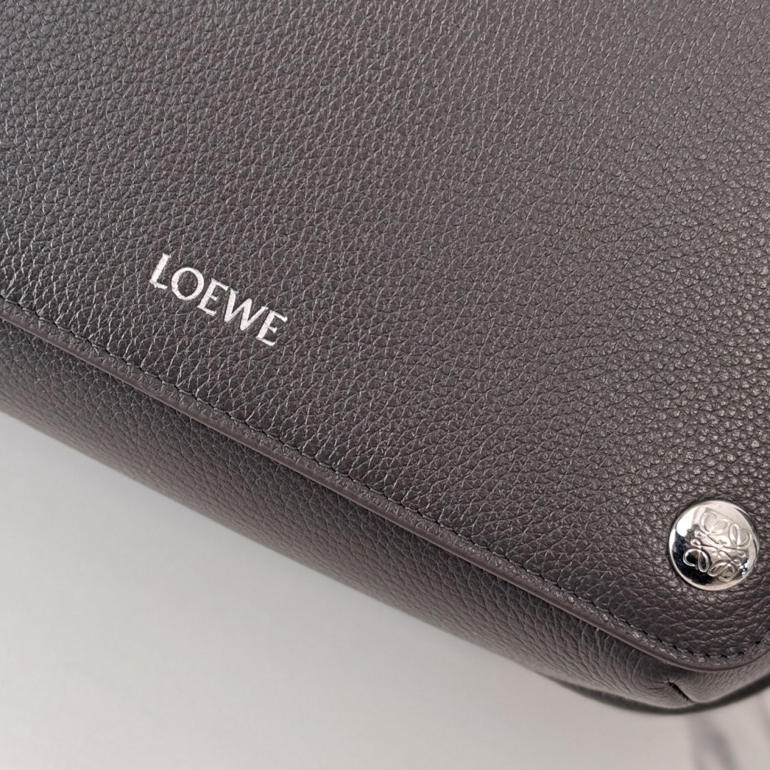 LO℮w℮🌟新款中号柔软粒面牛皮革Pebble邮差包.采用实用精巧设计.配有双重标志性是Anagram 