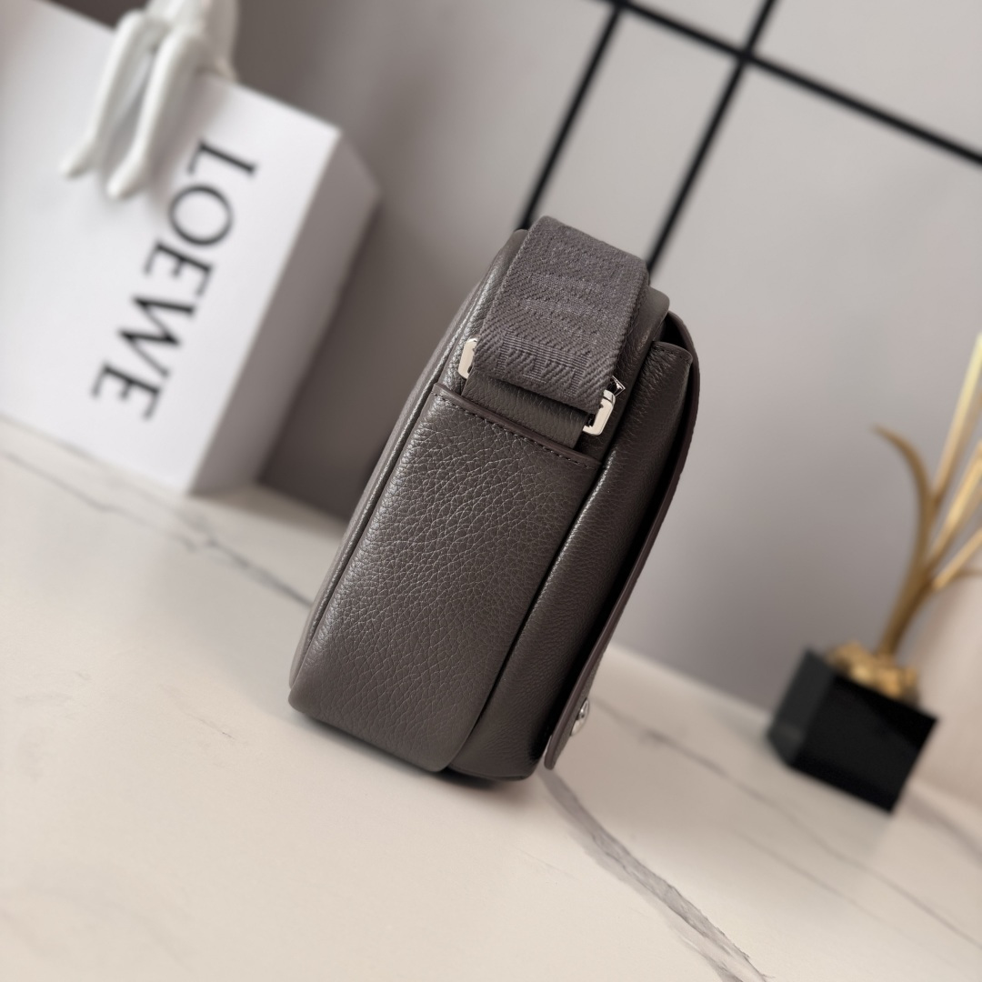 LO℮w℮🌟新款中号柔软粒面牛皮革Pebble邮差包.采用实用精巧设计.配有双重标志性是Anagram 