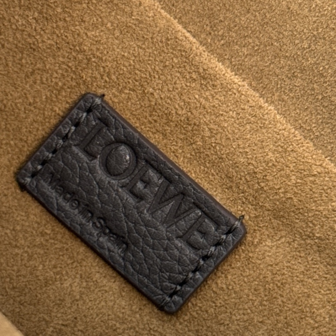 LO℮w℮🌟新款中号柔软粒面牛皮革Pebble邮差包.采用实用精巧设计.配有双重标志性是Anagram 