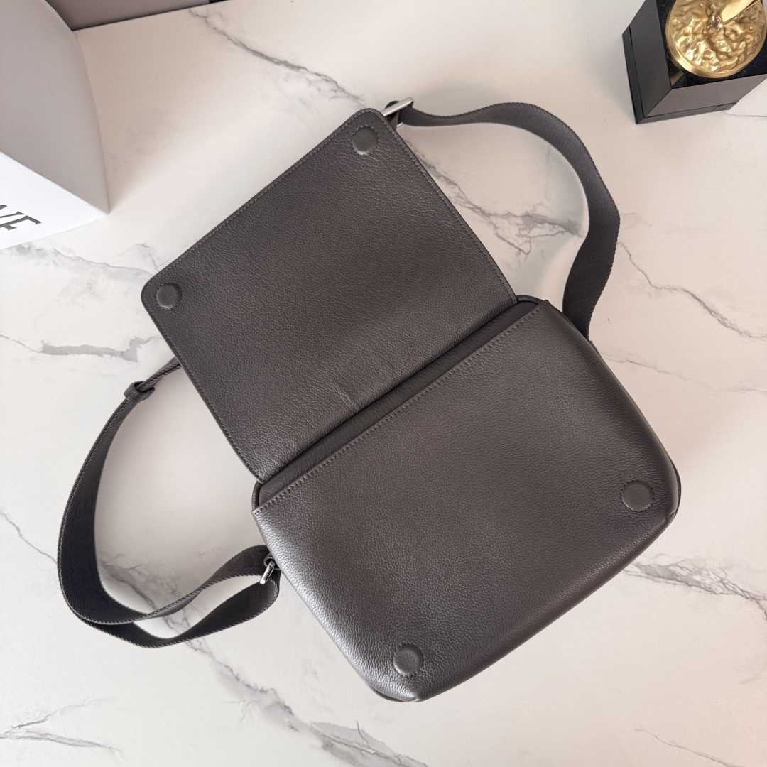 LO℮w℮🌟新款中号柔软粒面牛皮革Pebble邮差包.采用实用精巧设计.配有双重标志性是Anagram 