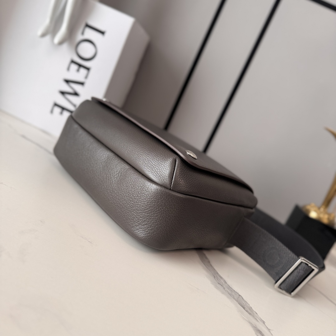 LO℮w℮🌟新款中号柔软粒面牛皮革Pebble邮差包.采用实用精巧设计.配有双重标志性是Anagram 