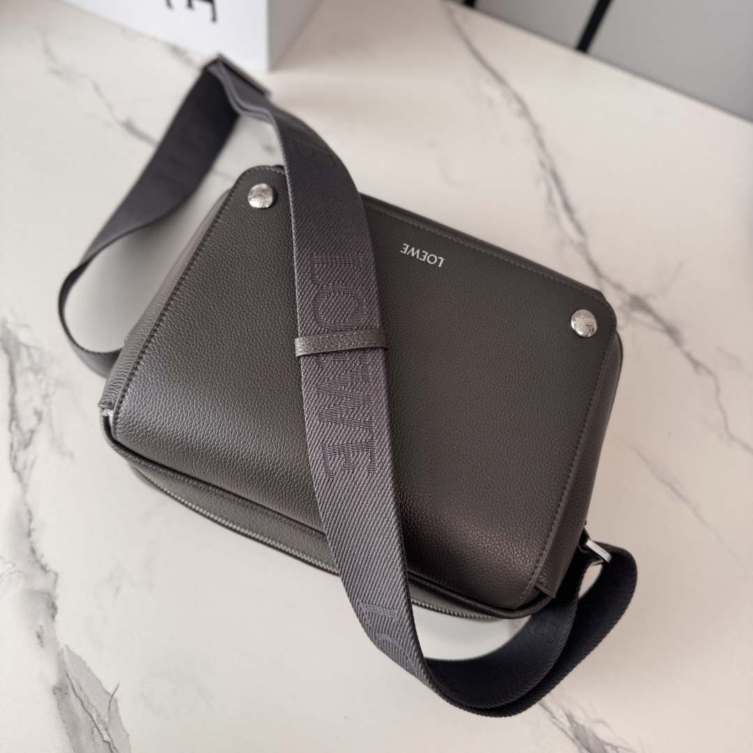 LO℮w℮🌟新款中号柔软粒面牛皮革Pebble邮差包.采用实用精巧设计.配有双重标志性是Anagram 