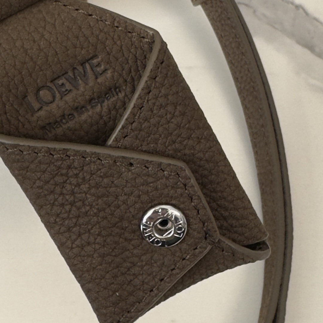 LO℮w℮🌟mini粒面牛巴革 Featherlight Puzzle 手袋以别具一格的几何线条勾勒长方