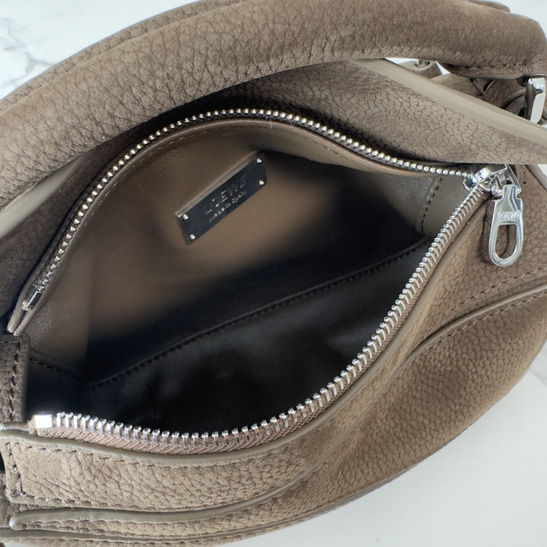 LO℮w℮🌟mini粒面牛巴革 Featherlight Puzzle 手袋以别具一格的几何线条勾勒长方