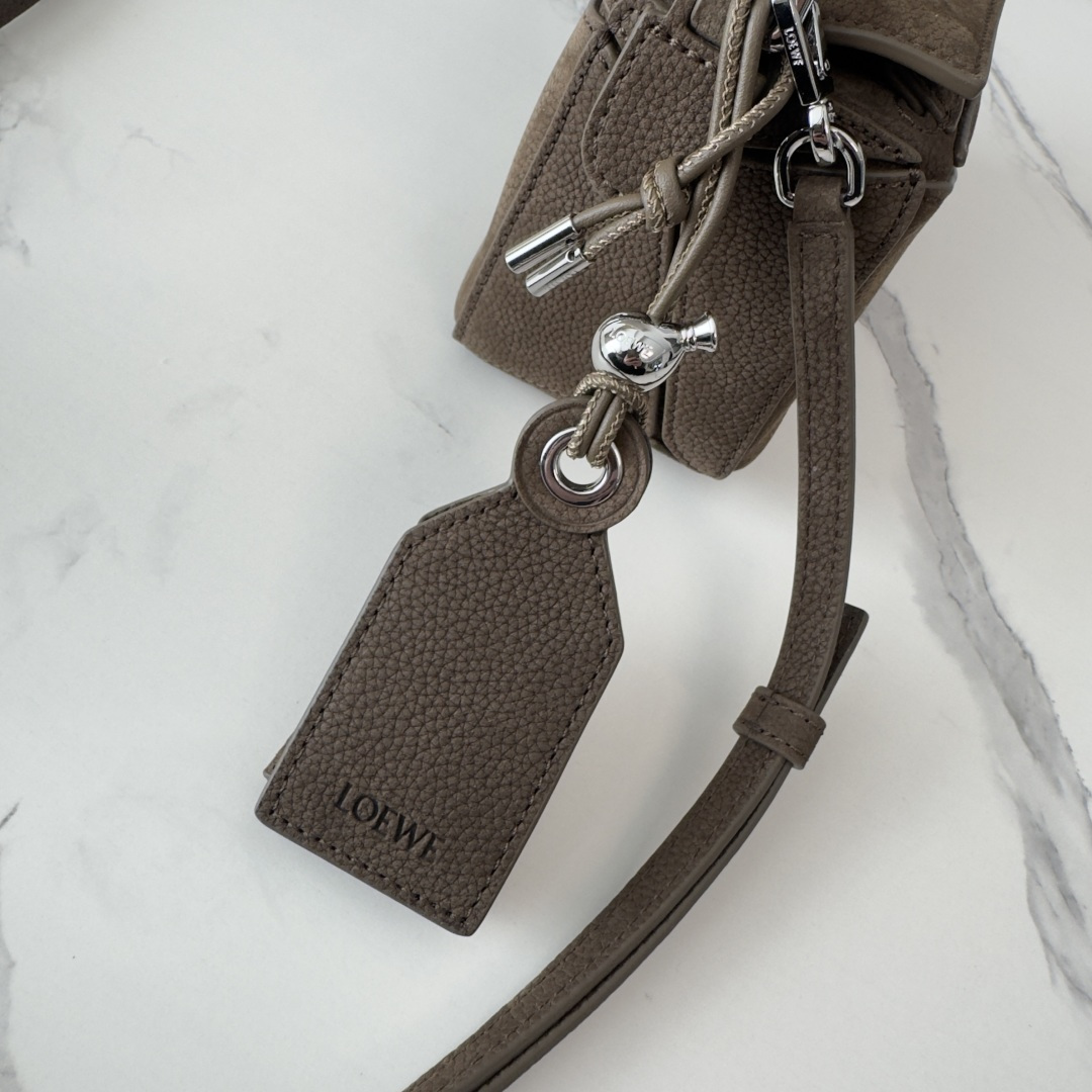 LO℮w℮🌟mini粒面牛巴革 Featherlight Puzzle 手袋以别具一格的几何线条勾勒长方