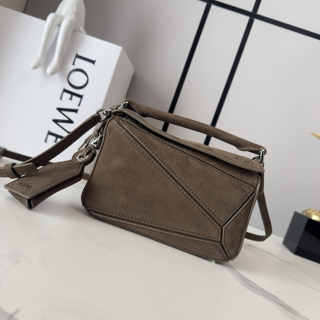 NO:687931,LOwmini grained nubuck Featherlight Puzzle bag has a rectangular shape outlined by distinctive geometric lines. This version is made of grained nubuck leather. Carry it over the shoulder, cross-body or by hand. Detachable and adjustable shoulder strap with swivel snap zipper closure and articulated zipper puller. One exterior zippered back pocket and one interior slip pocket. Removable LOEWE hot stamped or silvered label with hidden pockets and balloon dice. Rectangular metal feet.  Nappa sheep leather lining Anagram embossed, LO*E*WE engraved inside the plaque Model 062625 Size: 18*12.5*8CM (with full package), sheepskin-nubuck new geometric bag, loewe, sheepskin19860909LOwmini粒面牛巴革 Featherlight Puzzle 手袋以别具一格的几何线条勾勒长方体造型.此版本采用粒面牛巴革制成.肩背、斜挎或手提 拆卸调节肩带,饰有旋转卡扣拉链开合,铰接式拉链头 一个外部拉链后袋,一个内部插袋 可拆卸 LOEWE 烫金或烫银标签,饰有隐秘口袋和气球骰子 长方形金属脚钉 纳帕羊皮革衬里 Anagram 压纹、饰牌内部镌刻 LO*E*WE 字样 型号062625 Size: 18*12.5*8CＭ（配全套包装）,羊皮—牛巴革 新款几何包,loewe,sheepskin,Bag