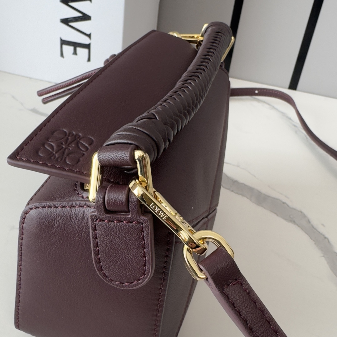 LO℮w℮🌟 迷你光滑牛皮革Puzzle手袋以别具一格的几何线条勾勒长方体造型。此迷你版本采用光滑牛皮革