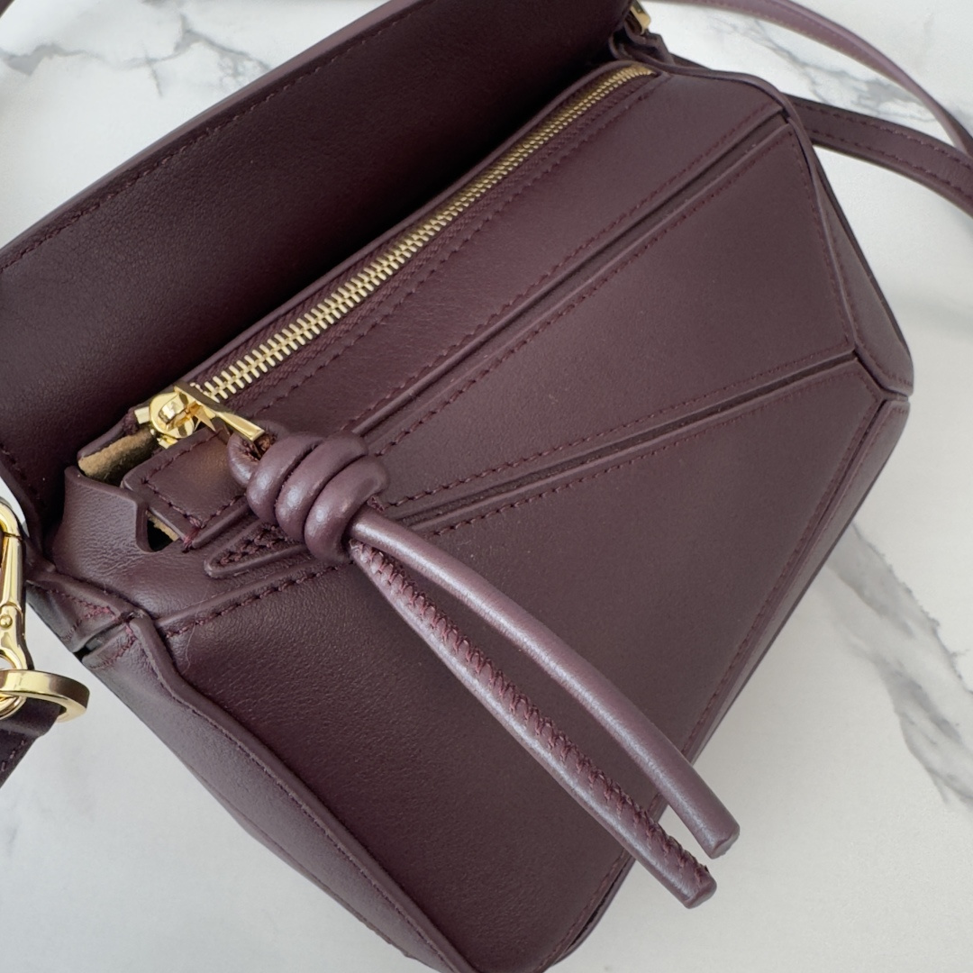 LO℮w℮🌟 迷你光滑牛皮革Puzzle手袋以别具一格的几何线条勾勒长方体造型。此迷你版本采用光滑牛皮革