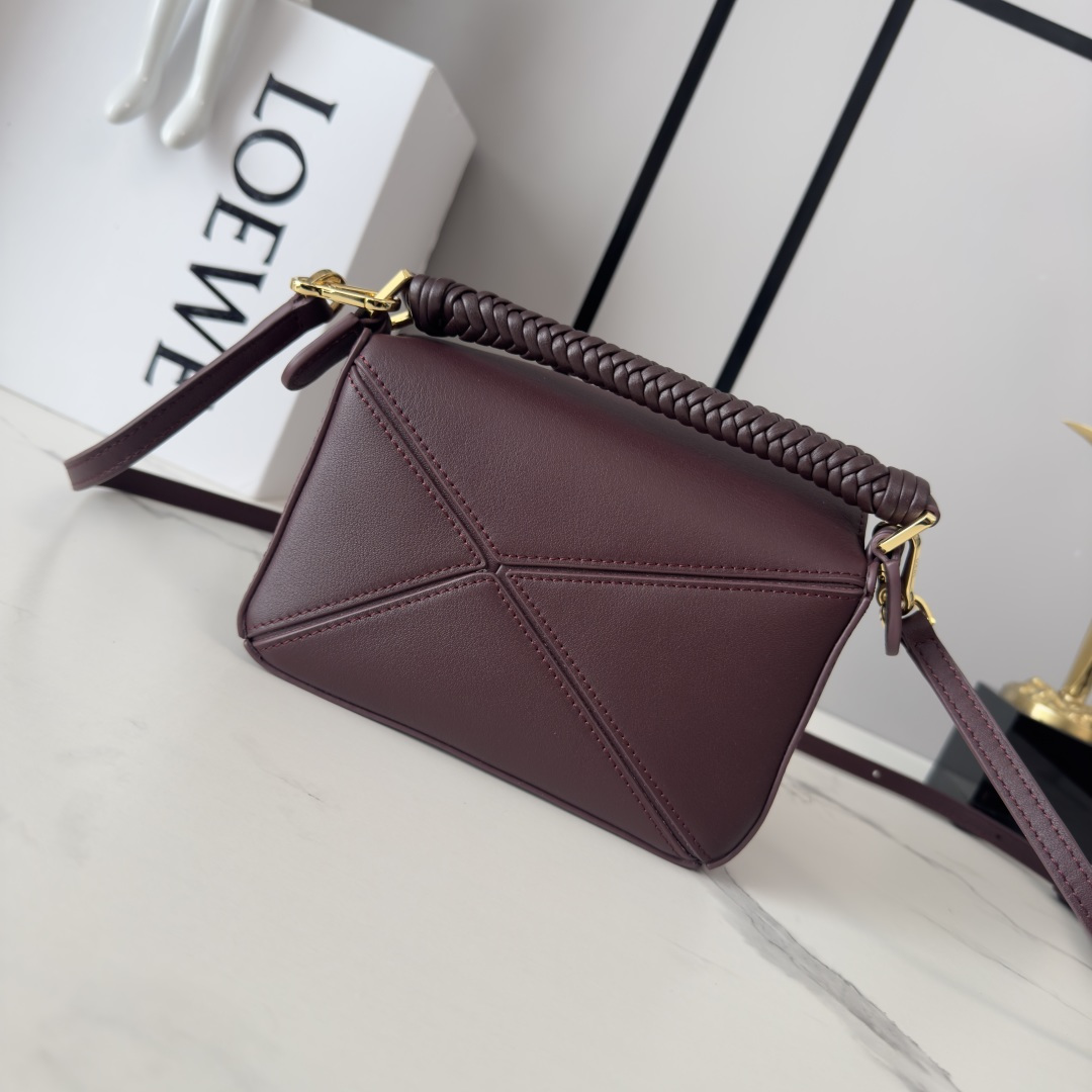 LO℮w℮🌟 迷你光滑牛皮革Puzzle手袋以别具一格的几何线条勾勒长方体造型。此迷你版本采用光滑牛皮革