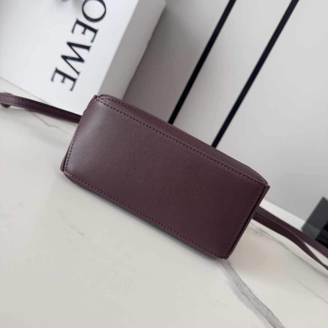 LO℮w℮🌟 迷你光滑牛皮革Puzzle手袋以别具一格的几何线条勾勒长方体造型。此迷你版本采用光滑牛皮革