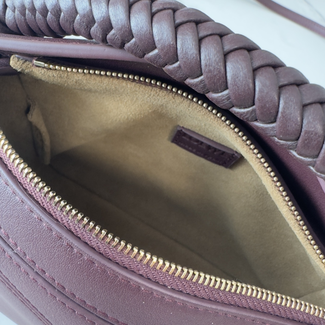 LO℮w℮🌟 迷你光滑牛皮革Puzzle手袋以别具一格的几何线条勾勒长方体造型。此迷你版本采用光滑牛皮革