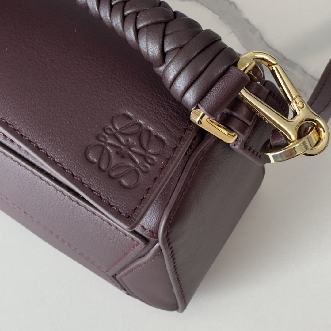 LO℮w℮🌟 迷你光滑牛皮革Puzzle手袋以别具一格的几何线条勾勒长方体造型。此迷你版本采用光滑牛皮革