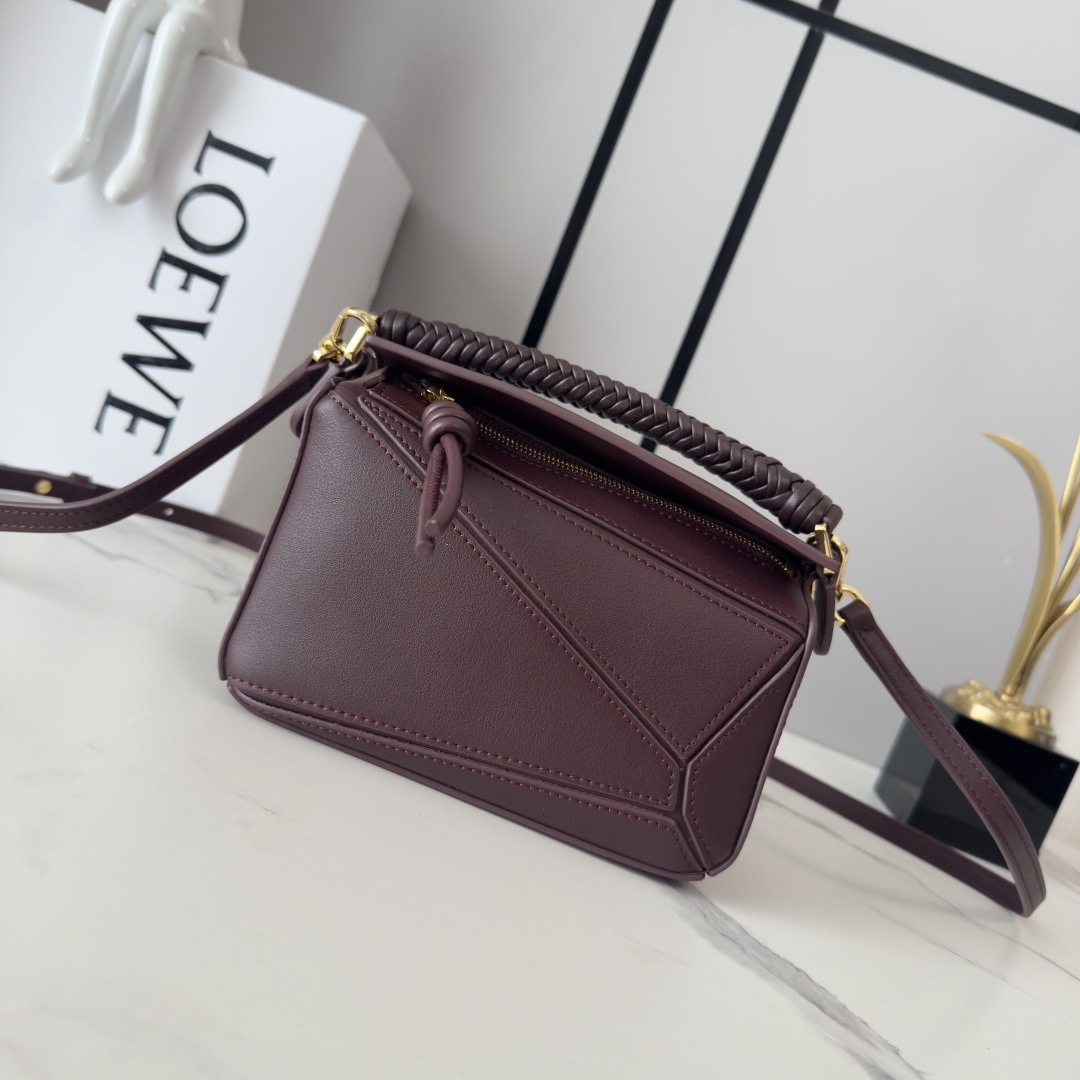 NO:687932,The LOw mini smooth cow leather puzzle handbag outlines a rectangular shape with unique geometric lines. This mini version is made of smooth cow leather. Equipped with woven nappa sheep leather handles and knotted zipper pullers*Can be carried on the shoulder, crossbody or handheld*Detachable and adjustable shoulder strap*Zip closure, cowhide zipper puller*Suede lining*Anagram embossed size: 18*8*12.5CM  Model 062423 (comes with complete package), Puzzle Edge braid, cowhide, sheepskin19860909LOw 迷你光滑牛皮革puzzle手袋以别具一格的几何线条勾勒长方体造型.此迷你版本采用光滑牛皮革制成.配有编织纳帕羊皮革提手和绳结拉链头*可肩背、斜挎或手提*可拆卸调节肩带*拉链开合,牛皮革拉链头*绒面衬*Anagram 压纹 size:18*8*12.5CM 型号062423（配全套包装）,Puzzle Edge 编织,cowhide,sheepskin,Bag