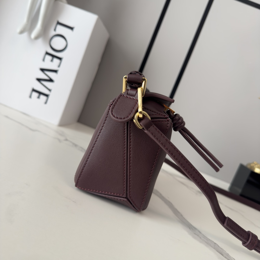 LO℮w℮🌟 迷你光滑牛皮革Puzzle手袋以别具一格的几何线条勾勒长方体造型。此迷你版本采用光滑牛皮革