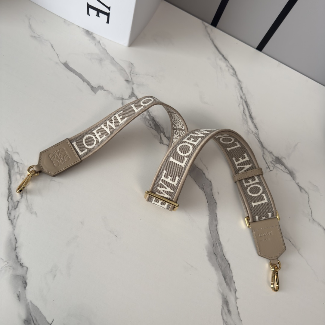 NO:687933,Anagram jacquard double-sided embroidered shoulder strap in stock Brownie dark brown new product shoulder strap length 1050-40mm (adjustable length) model 651935, donut embroidered shoulder strap (purchased separately), Thom Browne19860909Anagram 提花双面刺绣肩带 现货 布朗尼深棕新品 肩带长度1050-40mm（调节长度） 型号651935,甜甜圈 刺绣肩带（单独购买）,thom browne,Bag