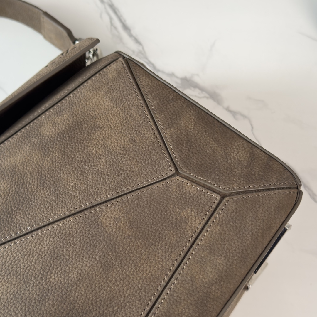 LO℮w℮🌟 新尺寸🆕大号粒面牛巴革Puzzle 手袋 以别具一格的几何线条勾勒长方体造型。此大号版本采