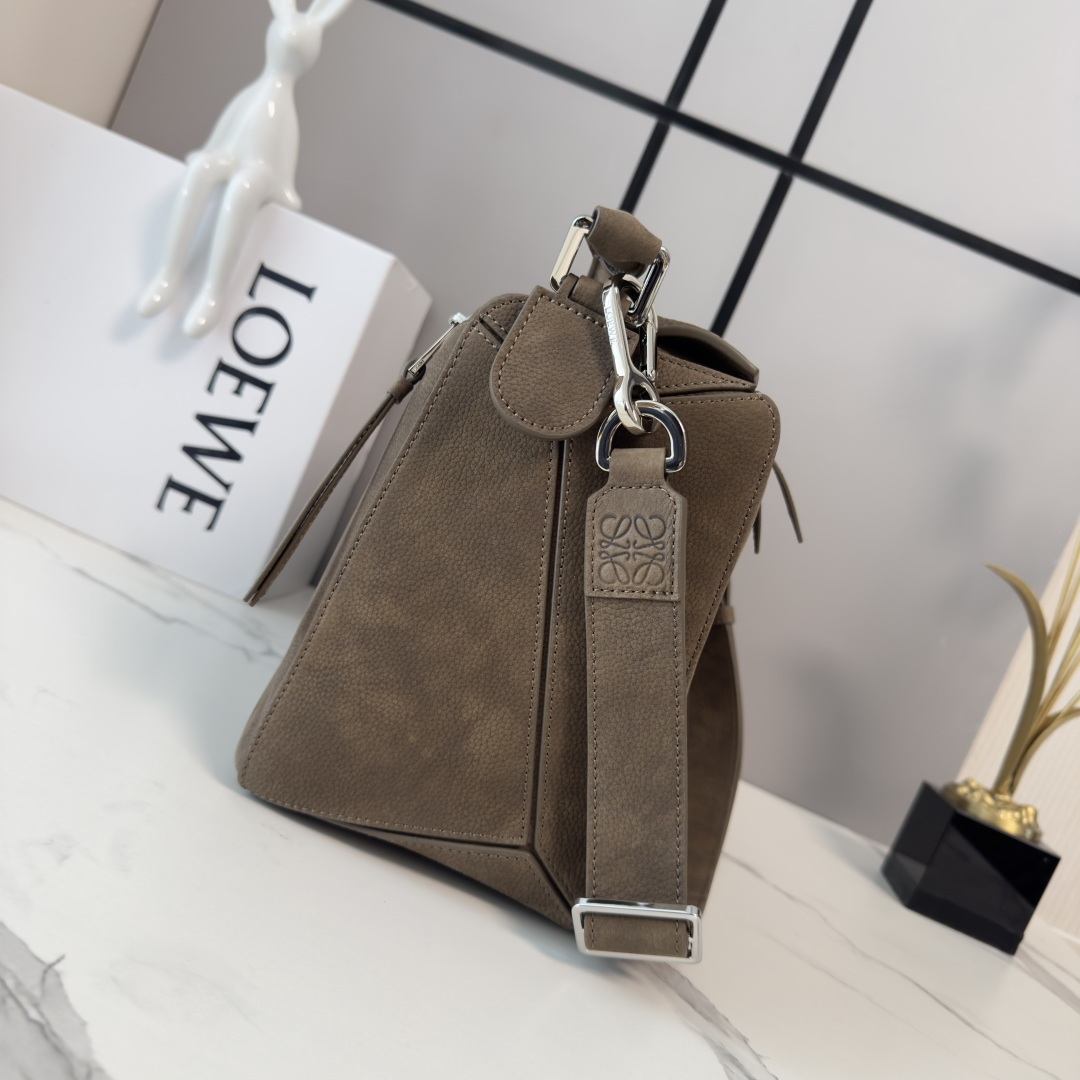 LO℮w℮🌟 新尺寸🆕大号粒面牛巴革Puzzle 手袋 以别具一格的几何线条勾勒长方体造型。此大号版本采