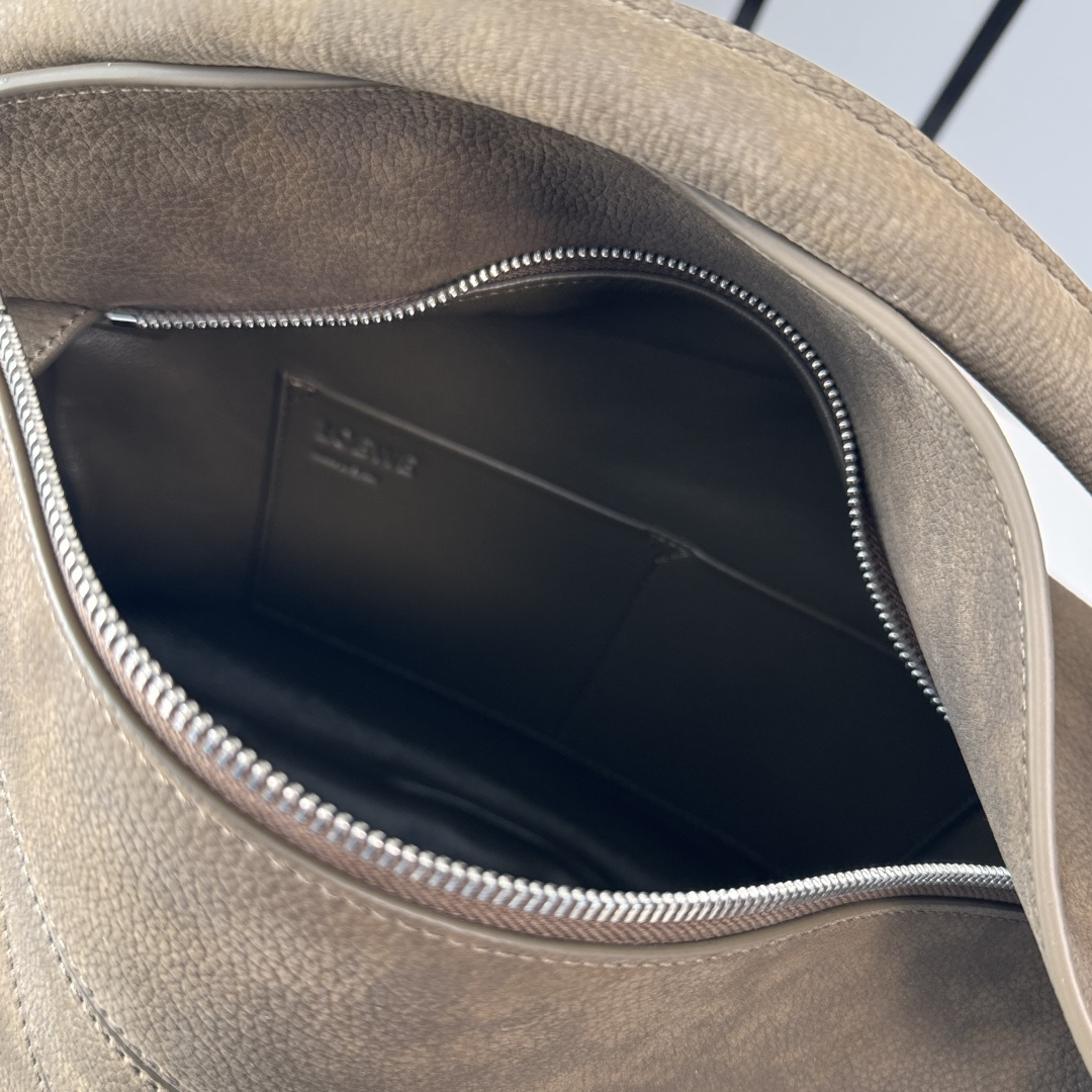 LO℮w℮🌟 新尺寸🆕大号粒面牛巴革Puzzle 手袋 以别具一格的几何线条勾勒长方体造型。此大号版本采