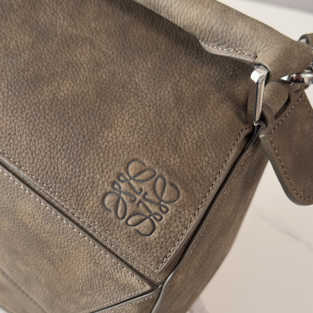 LO℮w℮🌟 新尺寸🆕大号粒面牛巴革Puzzle 手袋 以别具一格的几何线条勾勒长方体造型。此大号版本采