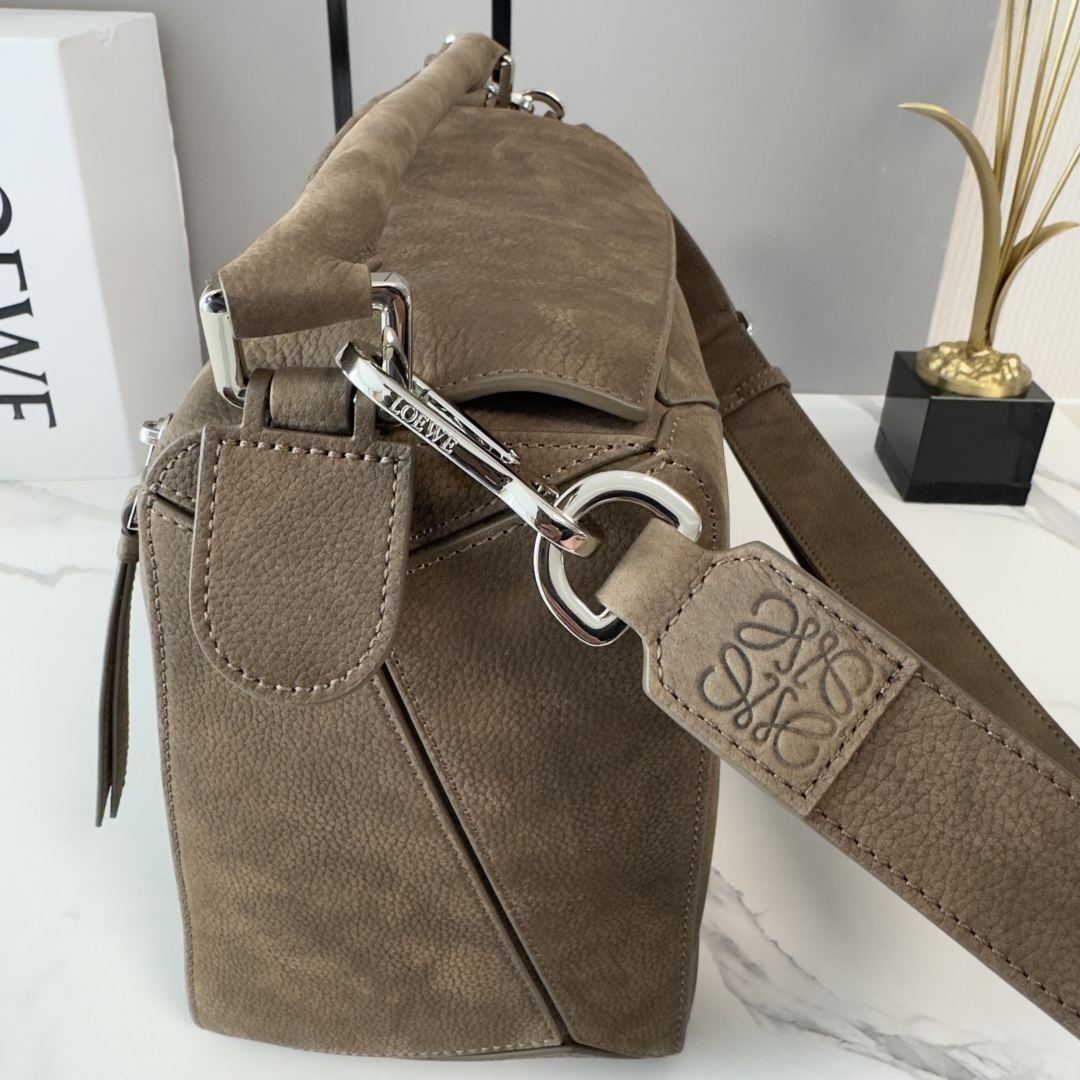 LO℮w℮🌟 新尺寸🆕大号粒面牛巴革Puzzle 手袋 以别具一格的几何线条勾勒长方体造型。此大号版本采