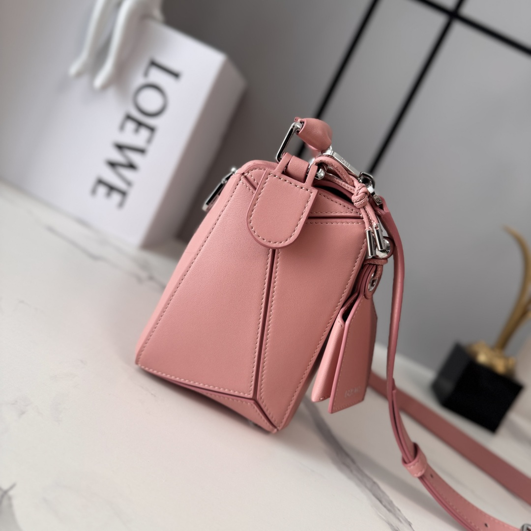 LO℮w℮🌟新款 小号纳帕羊皮革 Featherlight Puzzle 手袋 以别具一格的几何线条勾勒