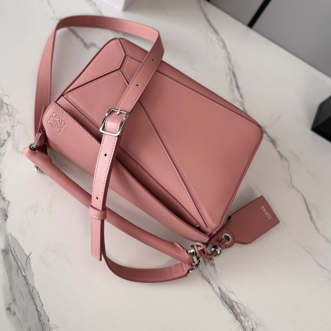 LO℮w℮🌟新款 小号纳帕羊皮革 Featherlight Puzzle 手袋 以别具一格的几何线条勾勒