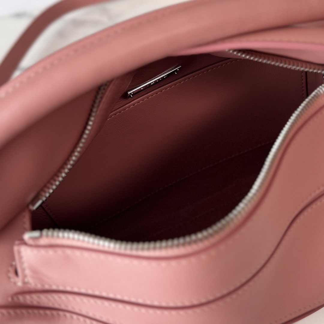 LO℮w℮🌟新款 小号纳帕羊皮革 Featherlight Puzzle 手袋 以别具一格的几何线条勾勒