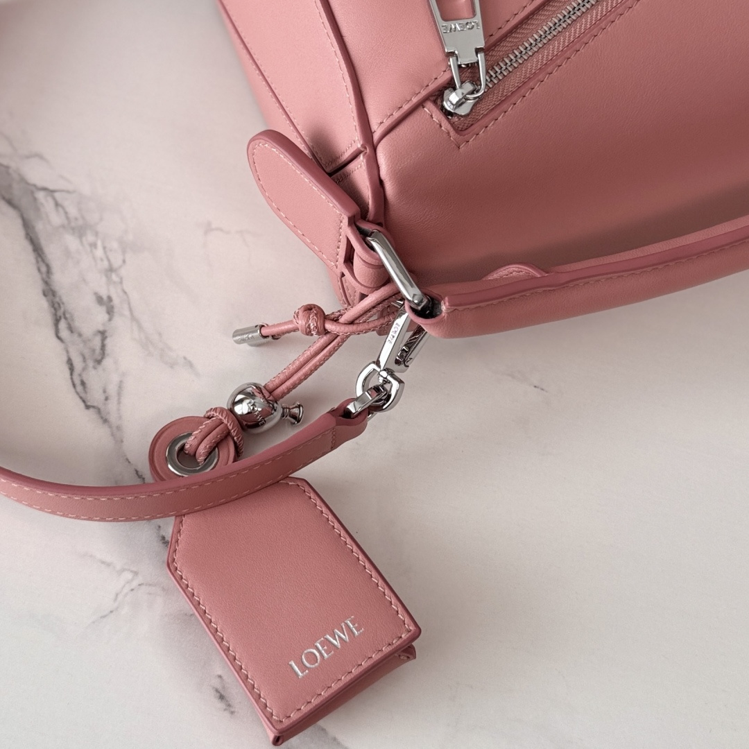 LO℮w℮🌟新款 小号纳帕羊皮革 Featherlight Puzzle 手袋 以别具一格的几何线条勾勒