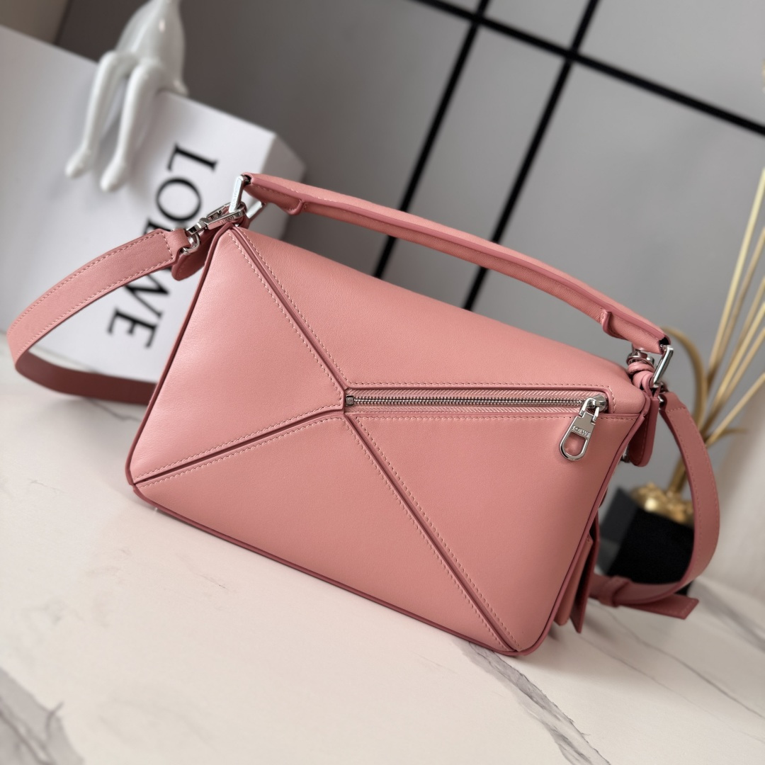 LO℮w℮🌟新款 小号纳帕羊皮革 Featherlight Puzzle 手袋 以别具一格的几何线条勾勒