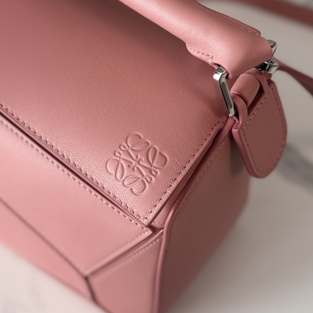 LO℮w℮🌟新款 小号纳帕羊皮革 Featherlight Puzzle 手袋 以别具一格的几何线条勾勒