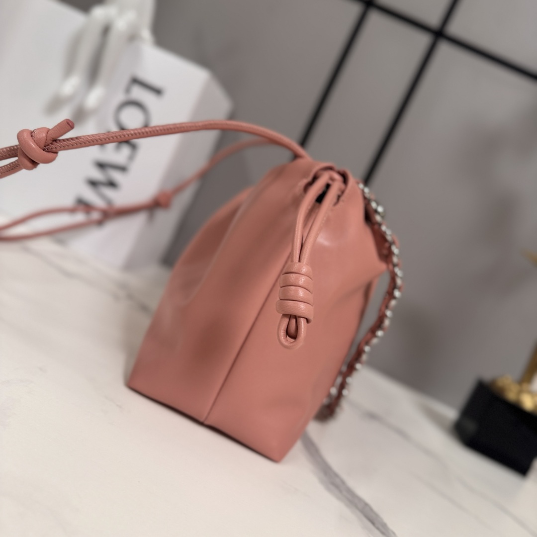 LO℮w℮🌟柔软纳帕羊皮革 Flamenco Purse 福袋 采用褶皱设计，侧面搭配标志性绳结等关键细