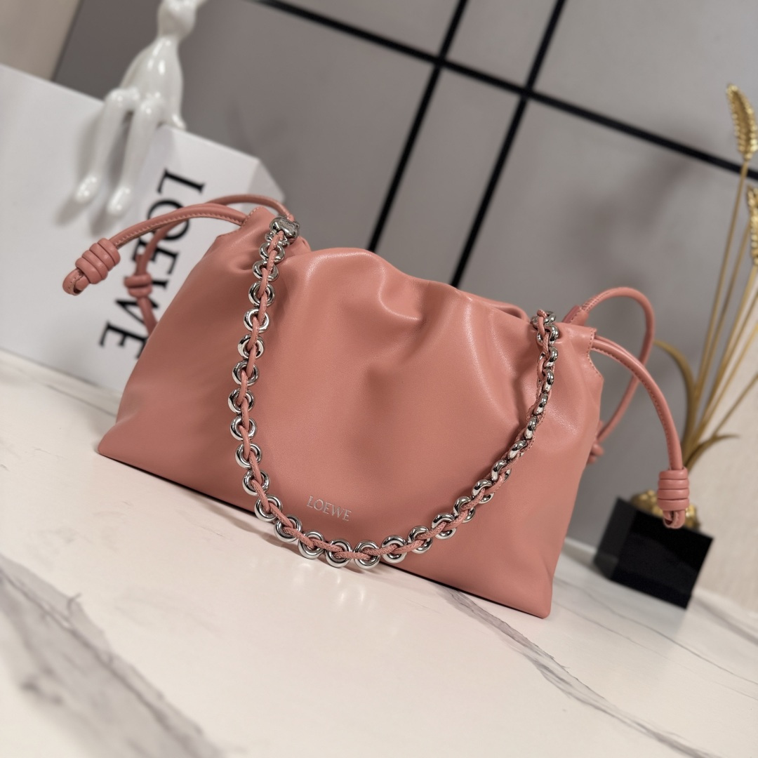 NO:710647,LOw Soft Nappa Lamb Leather Flamenco Purse Lucky Bag features pleated design and key details such as the signature knot on the side. Fashionable and versatile, it can be carried as a clutch, worn over the shoulder with a donut chain, or worn cross-body with a leather strap. This version is made of soft Nappa sheep leather. Can be worn on the shoulder, crossbody or by hand*Removable and adjustable leather shoulder strap*Removable donut chain charm*Anagram Engraved pebble pattern * Low-key magnetic buckle closure * Suede lining hot stamping or silver * (matching metal chain and extended leather shoulder strap) Model 012403 Size30*10.5*20CM (with full set of packaging), new style      Metal chain Sheepskin (snake skin) lucky bag, handbag, sheepskin, snakeskin19860909LOw柔软纳帕羊皮革 Flamenco Purse 福袋 采用褶皱设计,侧面搭配标志性绳结等关键细节.款式时尚百搭,可作为手拿包携带,亦可搭配甜甜圈链条肩背,或搭配皮革肩带斜挎.此版本采用柔软纳帕羊皮革制成.可肩背、斜挎或手提*可拆卸可调节皮革肩带*可拆卸甜甜圈链条饰*Anagram 镌刻卵石纹*低调的磁扣开合*绒面革衬里烫金或烫银*(配套金屬鏈條加长皮肩帶） 型号012403 Size30*10.5*20CM（配全套包装）,新款     金屬鏈條 羊皮（蛇皮）福袋,handbag,sheepskin,sna,Bag