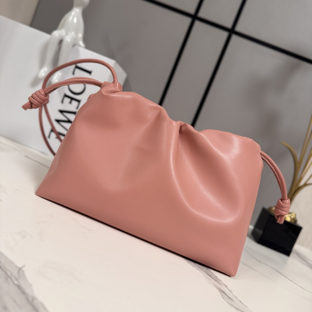 LO℮w℮🌟柔软纳帕羊皮革 Flamenco Purse 福袋 采用褶皱设计，侧面搭配标志性绳结等关键细