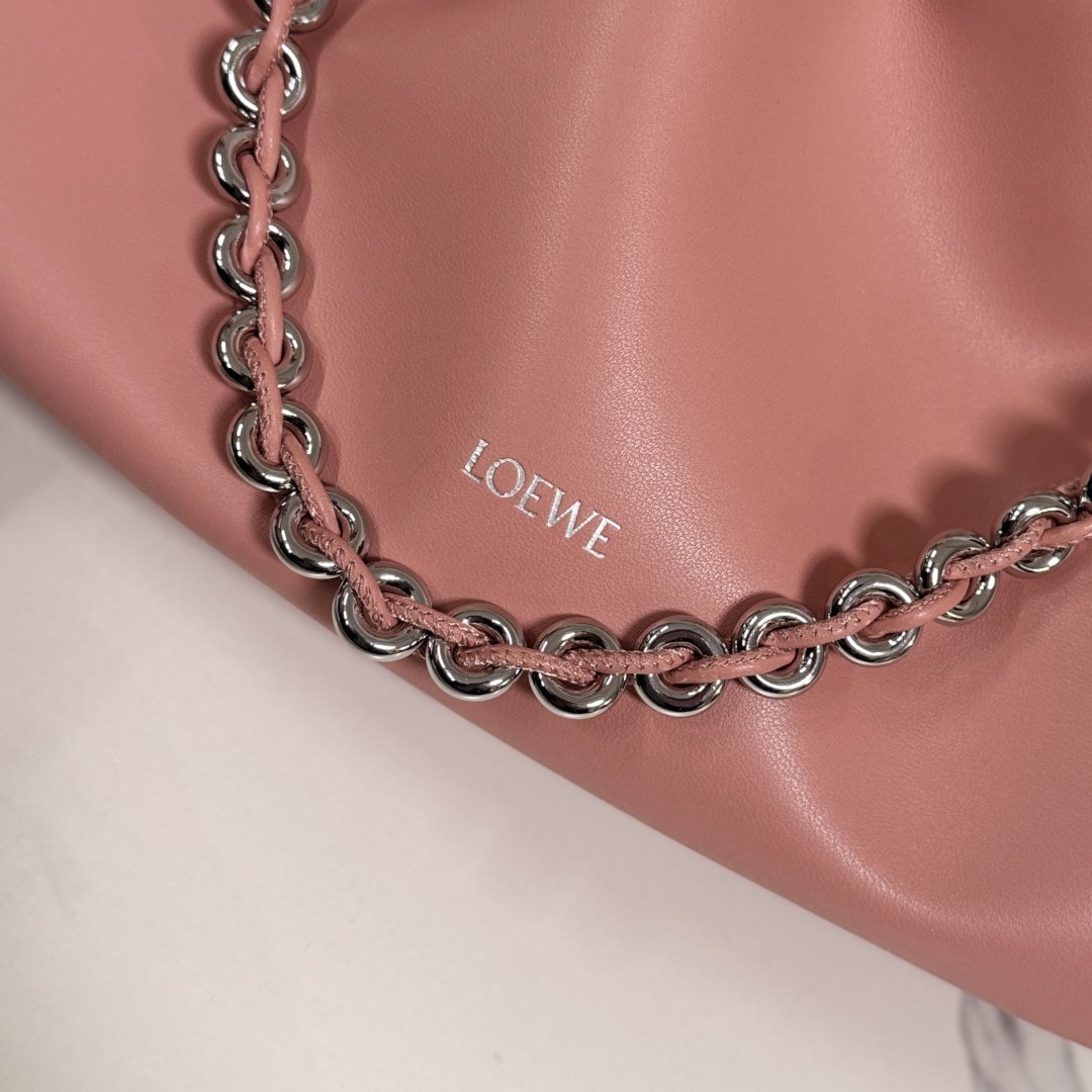 LO℮w℮🌟柔软纳帕羊皮革 Flamenco Purse 福袋 采用褶皱设计，侧面搭配标志性绳结等关键细