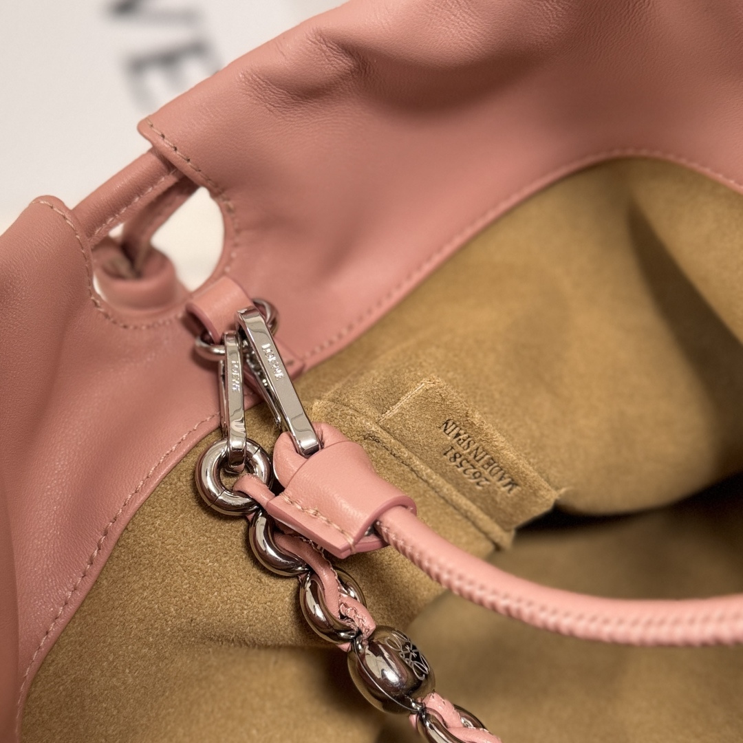 LO℮w℮🌟柔软纳帕羊皮革 Flamenco Purse 福袋 采用褶皱设计，侧面搭配标志性绳结等关键细