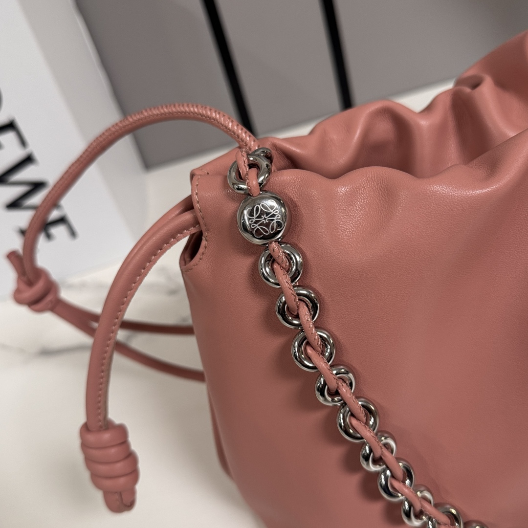 LO℮w℮🌟柔软纳帕羊皮革 Flamenco Purse 福袋 采用褶皱设计，侧面搭配标志性绳结等关键细