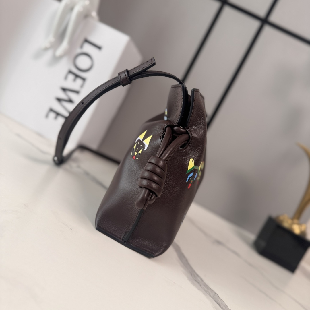 LO℮w℮🌟 2️⃣6️⃣早春Louis Wain联名新款 纳帕牛皮革Flamenco 福袋🆕手拿包采用