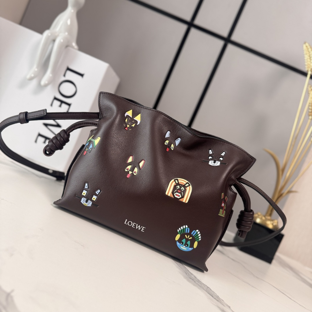 NO:710645,LOw 26 early spring Louis Wain co-branded new Nappa cow leather Flamenco lucky bag clutch. It is tightened with a drawstring and tied with the iconic coiled knot. It is made of high-quality soft calfskin. The Flamenco can hold, for example, a small wallet, mobile phones of all sizes or an A5 notebook * 0.5 liter capacity bottle and sunglasses * 'shoulder carry'  'Cross-body or hand carry * Detachable and adjustable shoulder strap * Discreet magnetic closure * Low-profile magnetic closure * Gold suede lining lo * ewe hot stamping or hot silver Model 062563 Size: 23*18*9cm (comes with full package), Flamenco lucky bag (small), louis vuitton, wallets, handbag, cowhide19860909LOw 26早春Louis Wain联名新款 纳帕牛皮革Flamenco 福袋手拿包 采用拉绳收紧 并打上标志性的盘绕结 选用优质柔软小牛皮 Flamenco可以容纳例如一只小号钱包,所有尺寸的手机或一本A5的笔记本* 0.5升的容量的瓶子和太阳镜*“肩背 ”斜挎或手拿*可拆卸和可调式肩带*朴素的磁扣开合 *低调的磁扣开合*金色绒面革衬里lo*ewe烫金或烫银 型号062563 Size:23*18*9cm（配全套包装）,Flamenco福袋（小号）,louis vuitton,wallets,handbag,cowhide,Bag