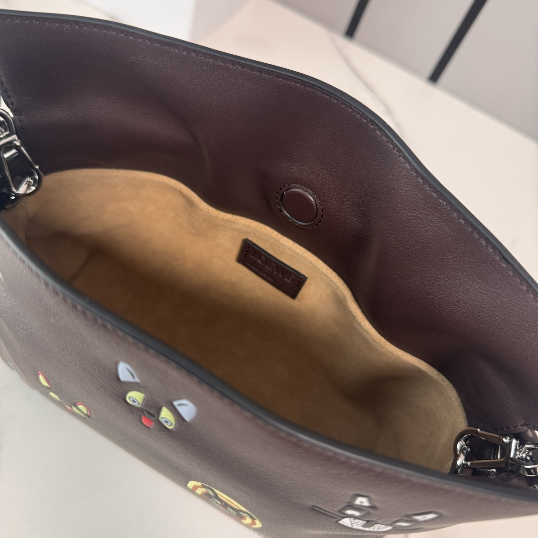 LO℮w℮🌟 2️⃣6️⃣早春Louis Wain联名新款 纳帕牛皮革Flamenco 福袋🆕手拿包采用