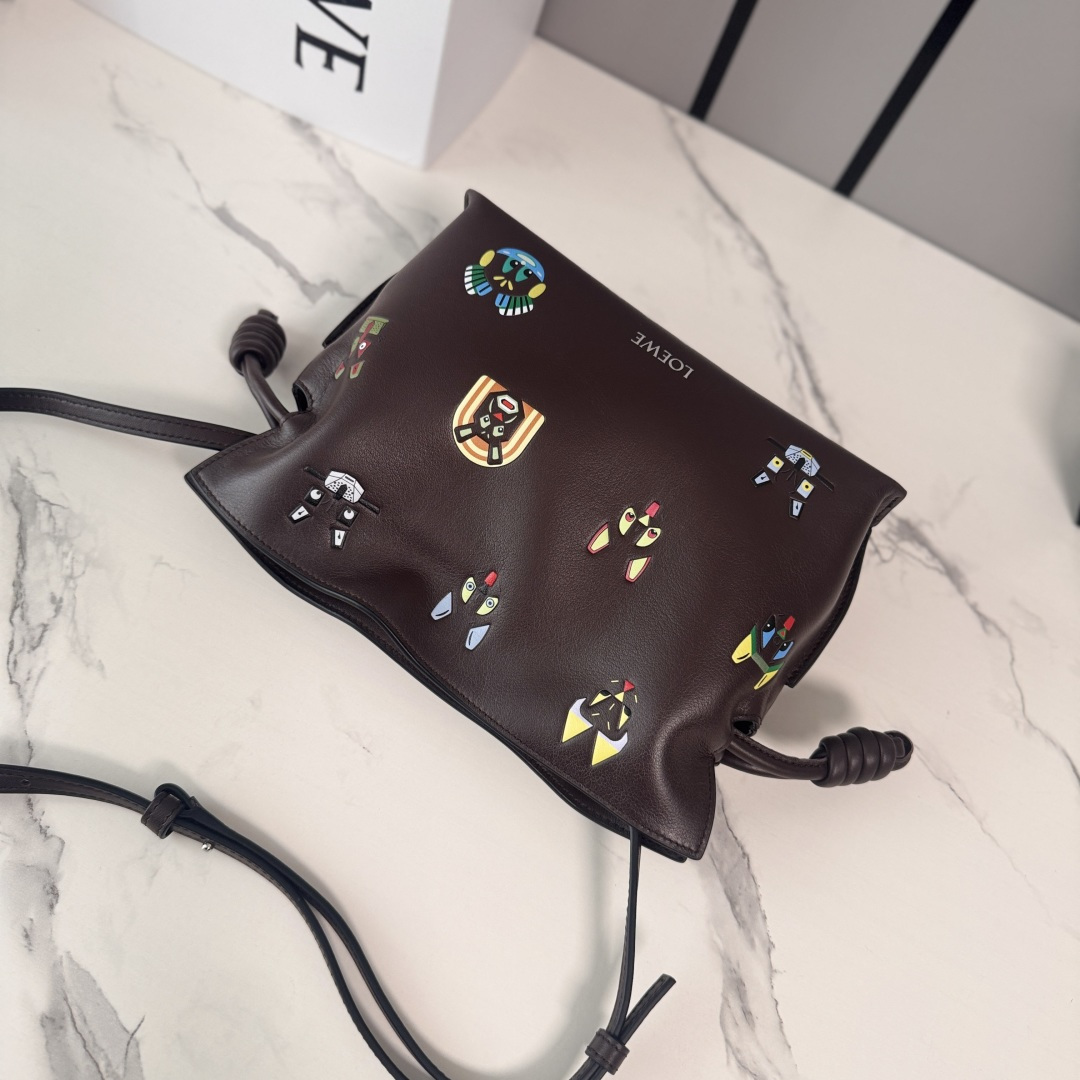 LO℮w℮🌟 2️⃣6️⃣早春Louis Wain联名新款 纳帕牛皮革Flamenco 福袋🆕手拿包采用