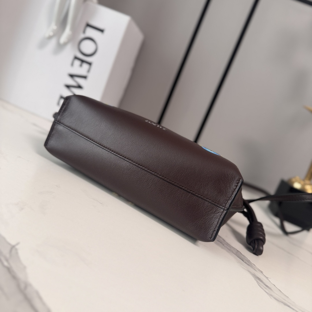 LO℮w℮🌟 2️⃣6️⃣早春Louis Wain联名新款 纳帕牛皮革Flamenco 福袋🆕手拿包采用