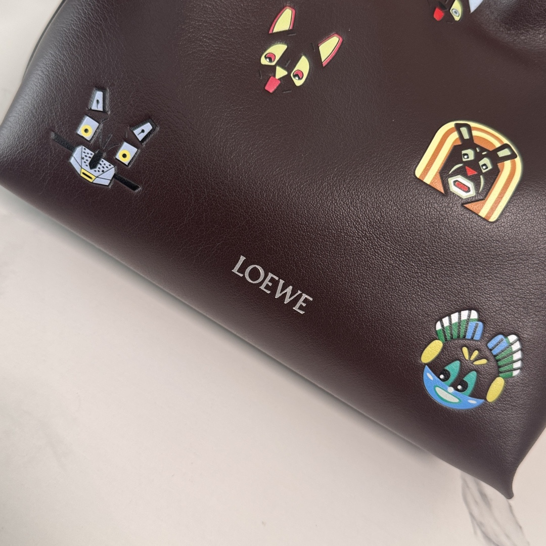 LO℮w℮🌟 2️⃣6️⃣早春Louis Wain联名新款 纳帕牛皮革Flamenco 福袋🆕手拿包采用